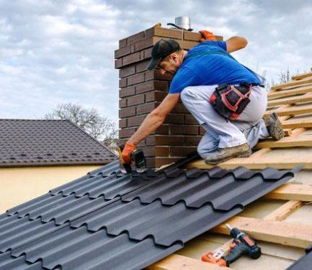 Construir un tejado nuevo puede ser costoso, sin embargo, nosotros contamos con los mejores precios del mercado para construir un tejado en Toreno. Por ejemplo, el precio por colocar un tejado nuevo se encuentra entre los 70 y 160 €/m2. Este precio puede variar de acuerdo a los materiales, superficies, dificultad de la obra, duración del trabajo, entre otros detalles que pueden afectar su valor. Somos una empresa especialista en construir cualquier tipo de tejado con tejas árabes, flamencas, marsellesas, mixta, pizarra, entre otros. Puedes contratarnos para construir tejados de hormigón, madera, pizarra y tejas metálicas. Si no sabes qué tipo de tejado construir, nosotros podemos ayudarte a escoger cuál es el material ideal para tu tipo de tejado. Somos tu mejor opción en Toreno, te entregamos un presupuesto ajustado a las necesidades de tu edificación a un precio barato.